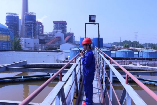 點(diǎn)擊查看詳細(xì)信息<br>標(biāo)題：運(yùn)行人員正在澄清池巡檢 閱讀次數(shù)：2282