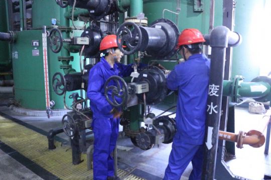 點(diǎn)擊查看詳細(xì)信息<br>標(biāo)題：檢修人員正在處理閥門缺陷 閱讀次數(shù)：1999